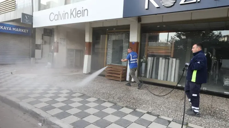 İzmir’de kuraklık sürerken Menderes Belediyesi caddeleri yıkadı