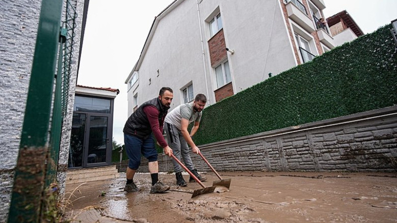 İzmir’in Bergama ilçesinde sağanak yağış: Ev ve iş yerlerini su bastı