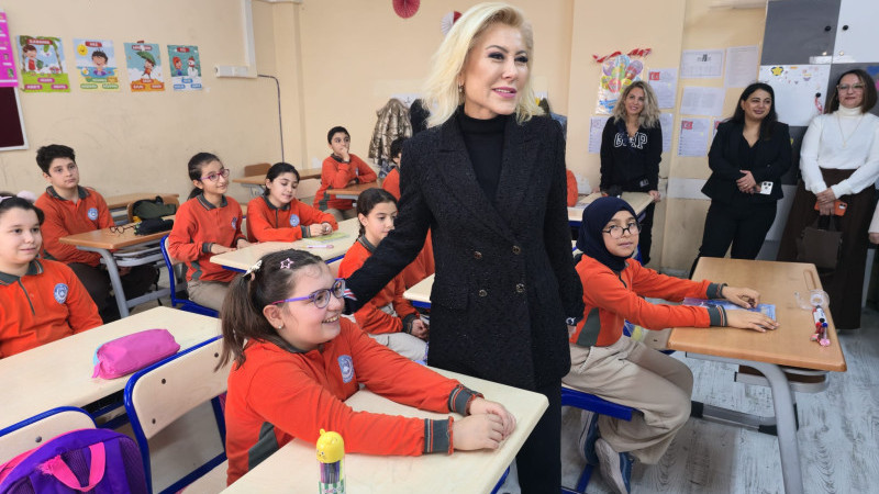 AK Partili Şebnem Bursalı, Serebral Palsi ile mücadele eden Cemre Pedük'ü ziyaret etti