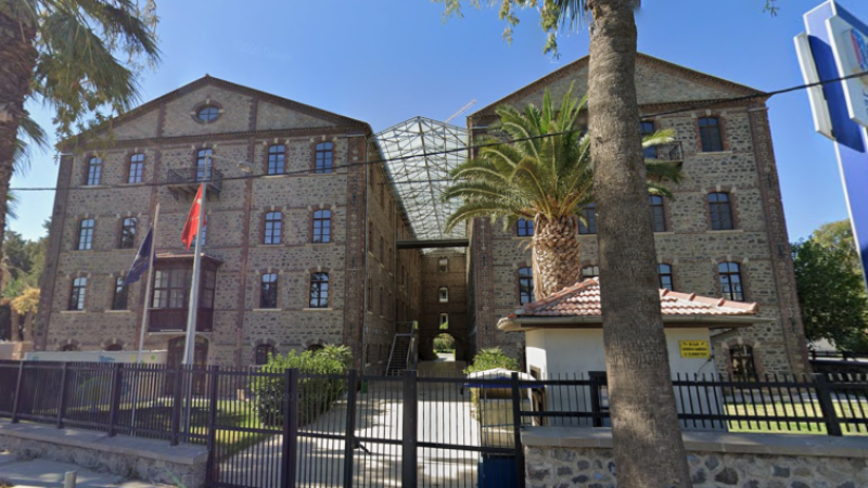 İzmir’de tarihi taşınmazların vakıflar’a devri protesto edildi