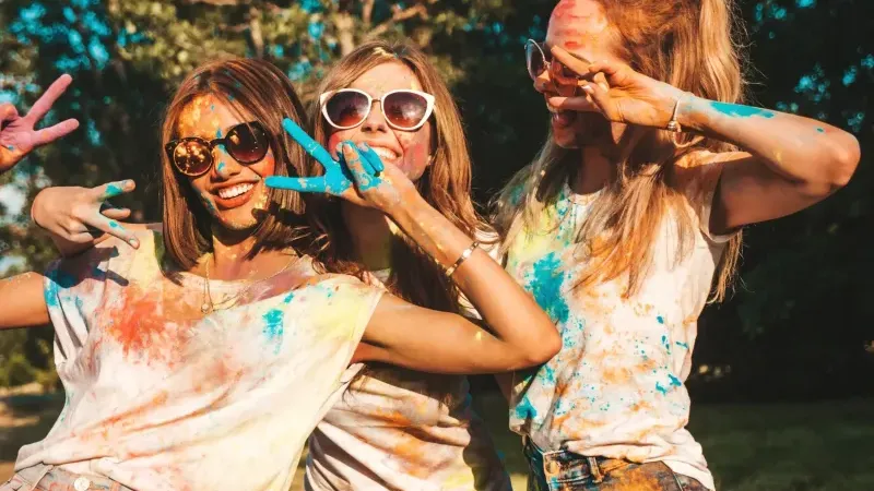 Festival ve mezuniyetlerin vazgeçilmezi holi boyası için siparişler arttı