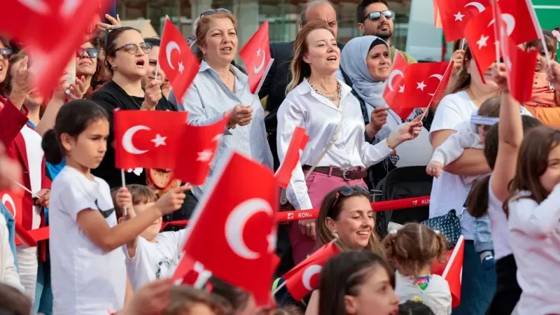 Konak’ta 23 Nisan coşkusu Karantina Meydanı’nda