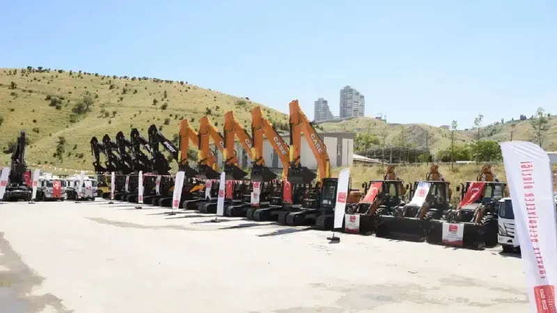 Menderes Belediyesi araç filosuna yeni ekskavatör kazandırıldı