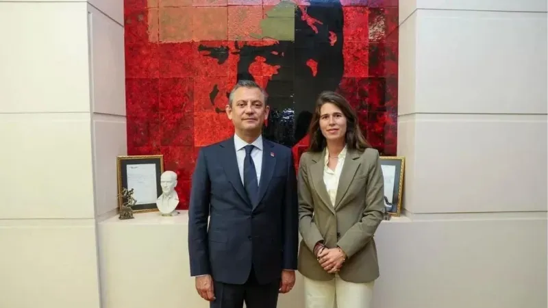 Çeşme Belediye Başkanı Lâl Denizli'nden Özgür Özel'e destek