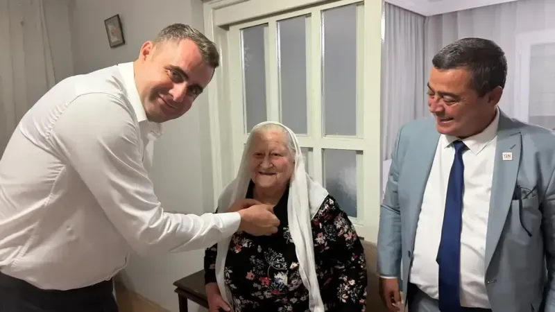 Ödemiş’te 90 Yaşındaki Nil Teyzeye YENİ Parti Rozeti