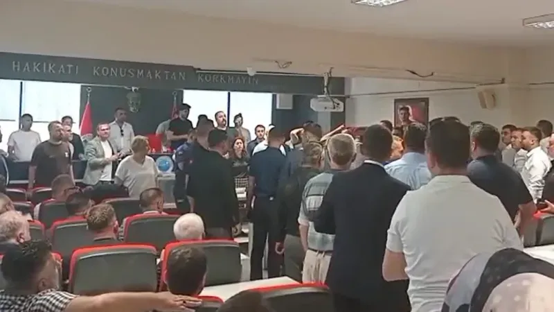 Menderes’te Tansiyon Yükseldi; Meclis Salonu Boşaltıldı